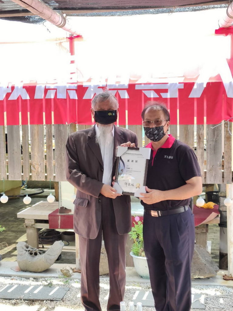 臺灣離島有機友善農業發展協會理事長許長祿(右) 頒發感謝狀給立法院前參事王耀德 (左)