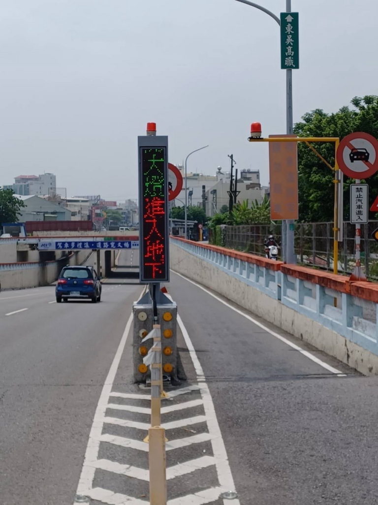 車行地下道加裝直立式跑馬燈