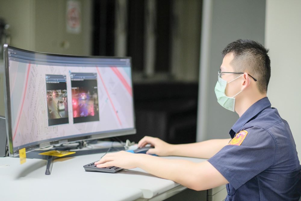 南港所警員調閱監視器分析、比對,抽絲剝繭