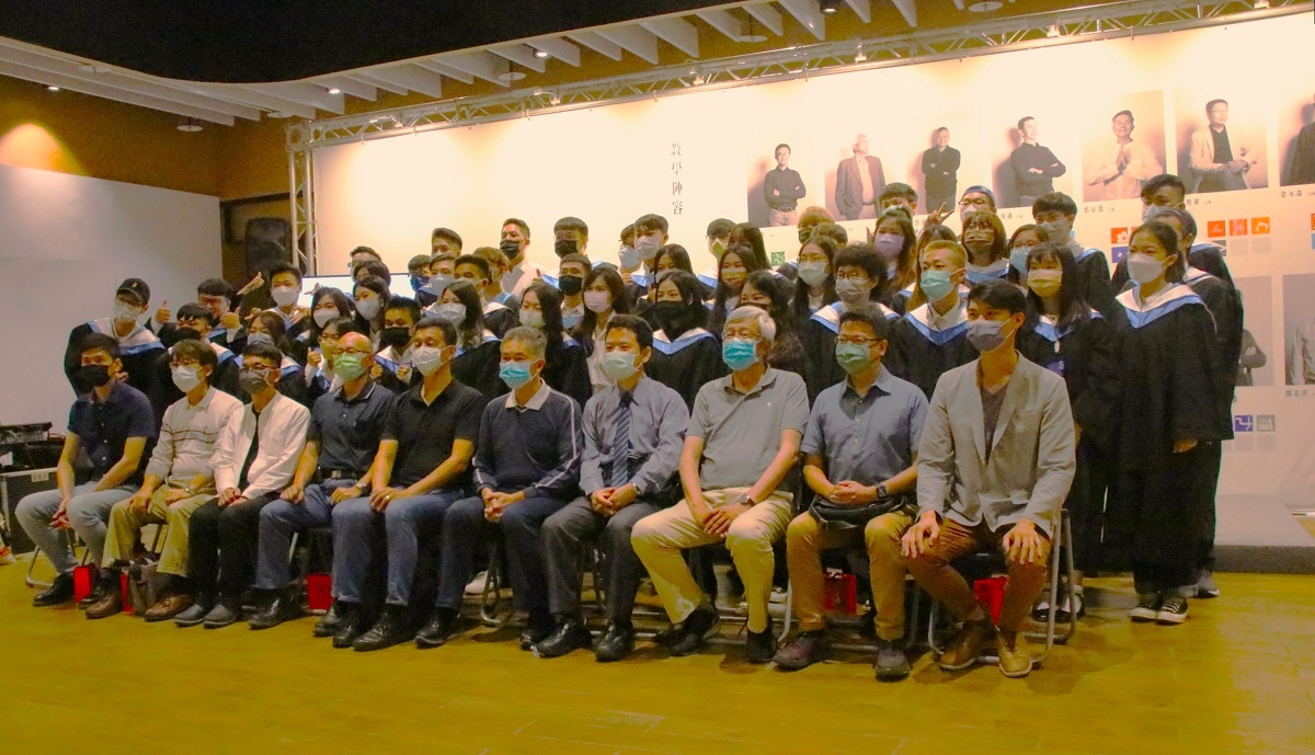建築系系主任郭其綱及師長與畢業展學生大合影。（圖/陳惠玲攝影）