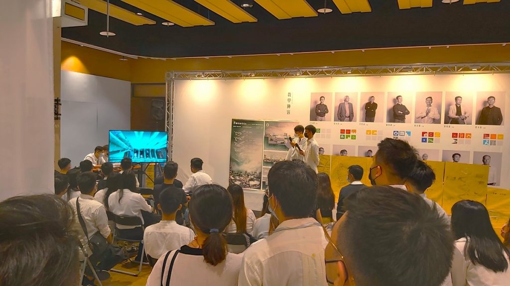 朝陽科大建築系建築組第27屆畢業展,於台中國光轉運新站展出,學生分組進行畢業分享會(圖/陳惠玲攝影)