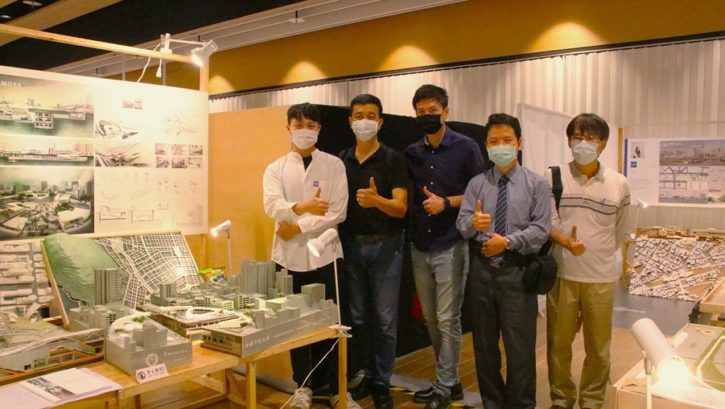 朝陽科大建築系建築組第27屆畢業展,於台中國光轉運新站展出(圖/陳惠玲攝影)