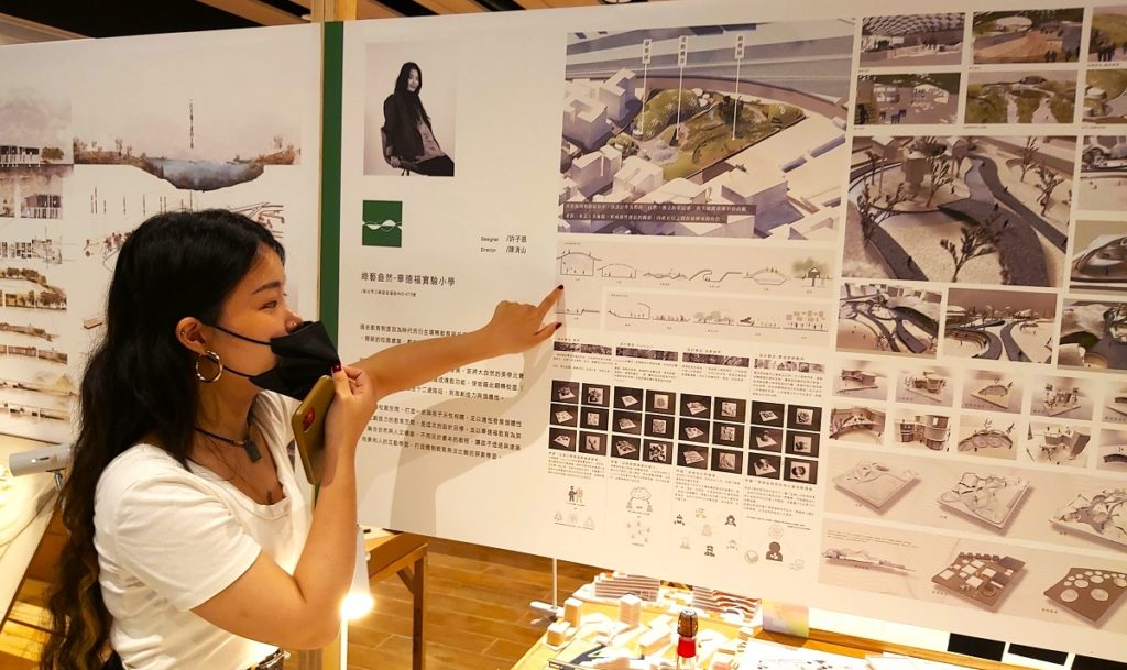 朝陽科大建築系建築組第27屆畢業展,於台中國光轉運新站展出(圖/陳惠玲攝影)