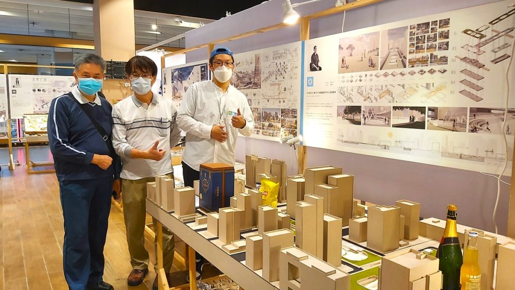 朝陽科大建築系建築組第27屆畢業展,於台中國光轉運新站展出(圖/陳惠玲攝影)