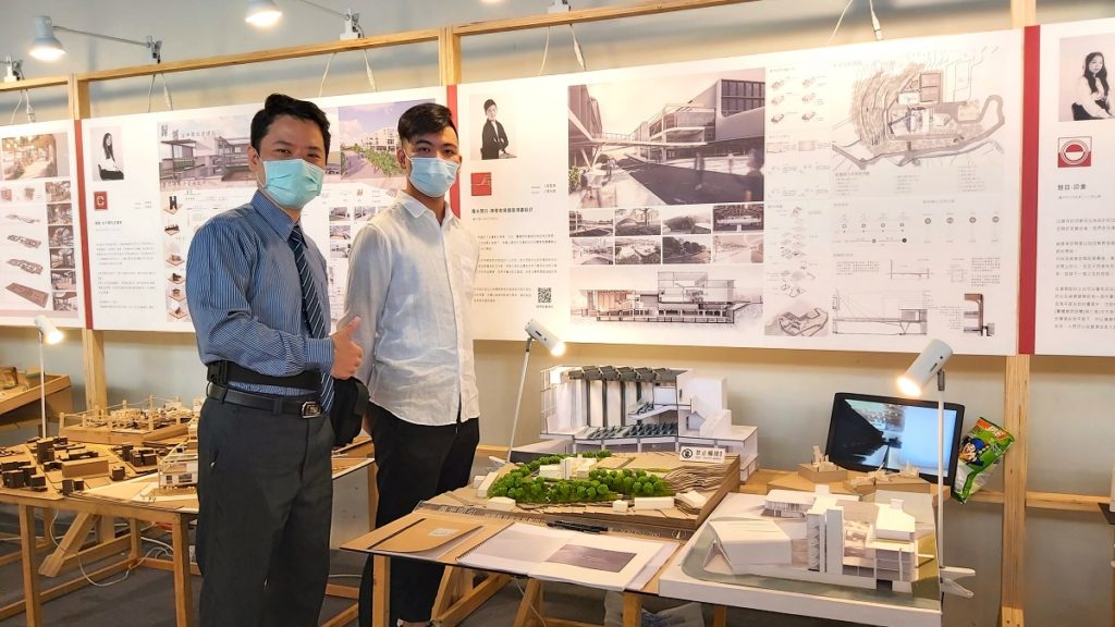 朝陽科大建築系建築組第27屆畢業展,於台中國光轉運新站展出(圖/陳惠玲攝影)