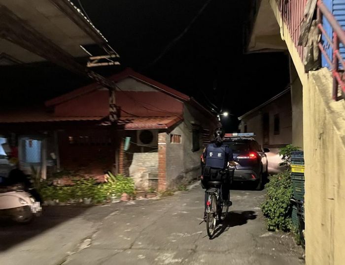 鐵馬老翁體力不支停路中 旗山暖警幫忙騎回家