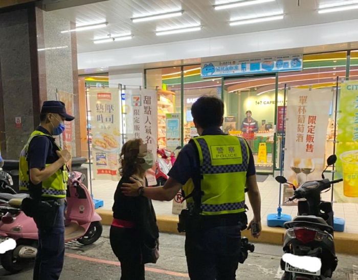 新興分局自強警勸慰女子掃除陰霾與排除車輛障礙