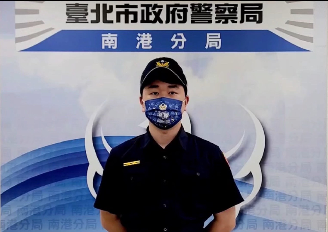 圖片說明:南港派出所所長林承緯說明畫面。(記者林鈞澤翻攝)