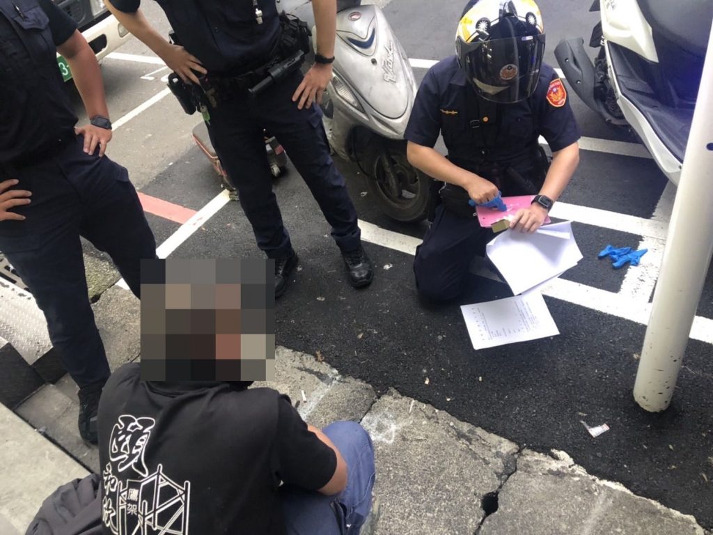 圖片說明:社后派出所員警巡邏時查獲一名藏毒犯。(記者馬治薇翻攝)