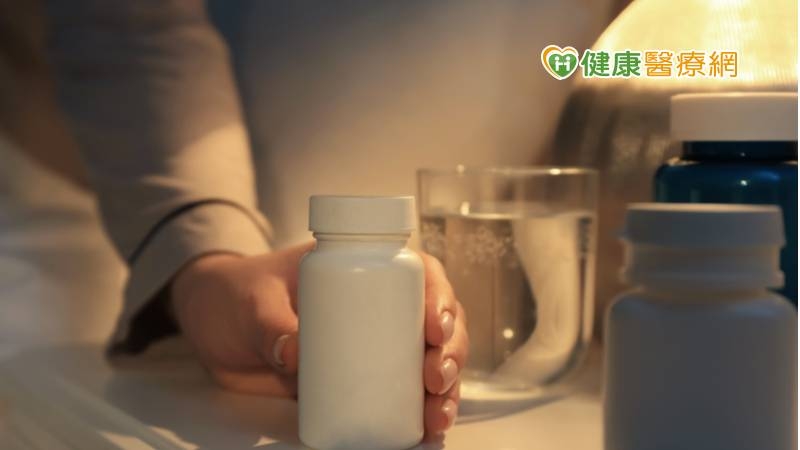 不耐「安眠藥」副作用? 熟女求助中醫治失眠