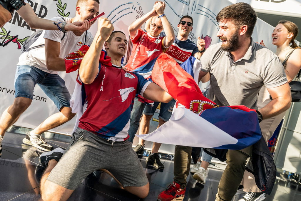 賽爾維亞的Lazar Krstić打破大賽紀錄，以61.11公尺成為2022 Red Bull Paper Wings世界紙飛機大賽的飛遠項目冠軍