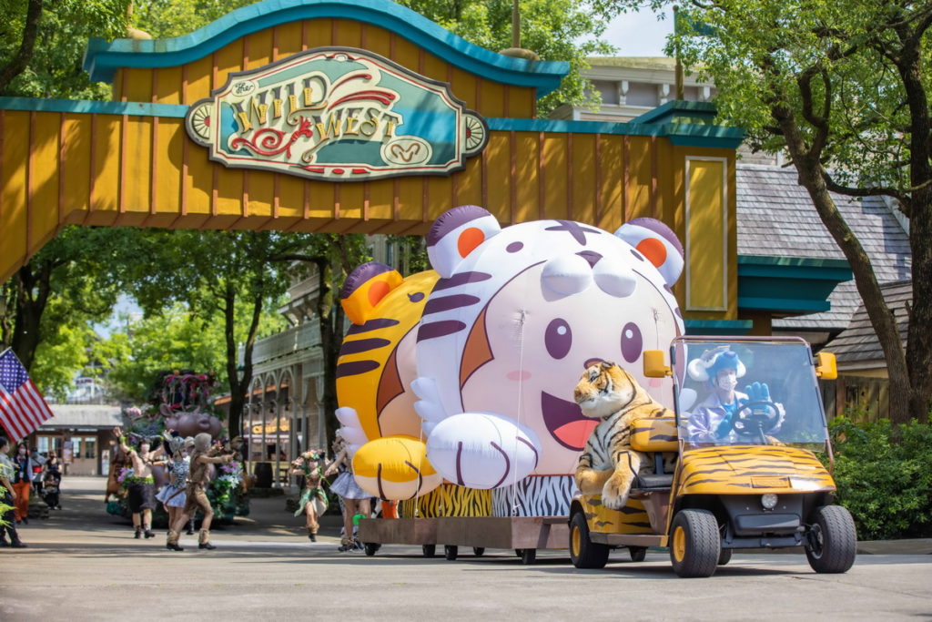 六福村官網限定「母老虎」以及「話虎男」優惠,成人票每張只要520元,買一張現省479元。圖 六福村提供