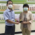 ▲臺中郵局榮獲「110年金融機構阻詐績優單位」，由第一分局長張啓祥頒發獎座及紀念品 (圖/台中市警察局 提供)