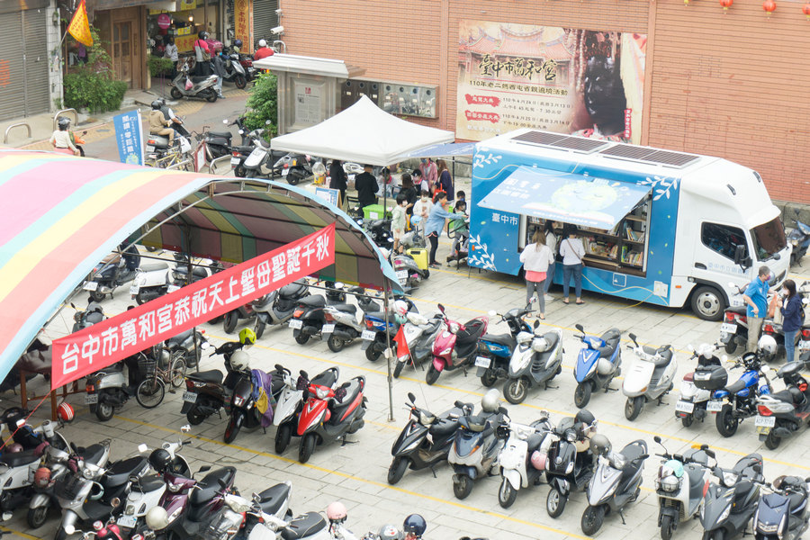 再添生力軍! 中市首輛太陽能板供電行動圖書車駛抵萬和宮廣場