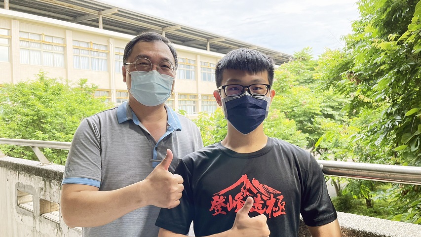 泰山高中林郁璋同學(右二)錄取國立臺灣科技大學資訊工程系