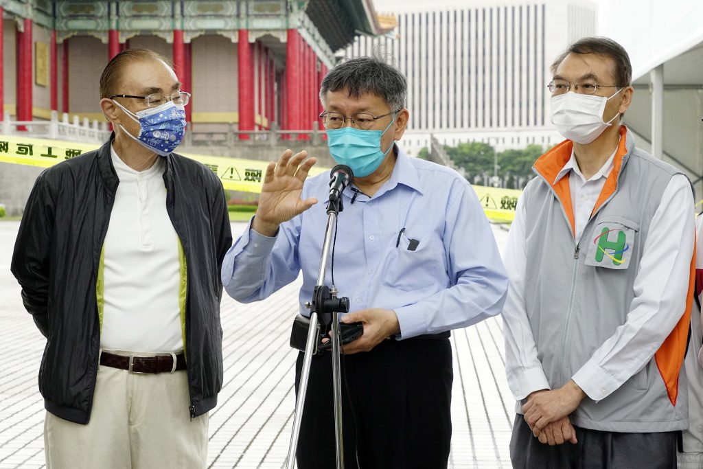 台北市長柯文哲視察中正紀念堂現場說明。圖：北市府提供。