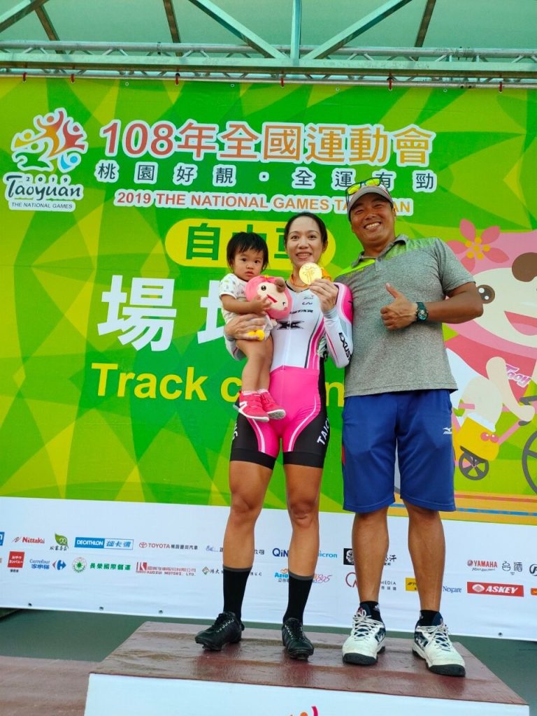 蕭美玉獲得 108 年全運會自由車全能項冠軍,賽後與家人合照