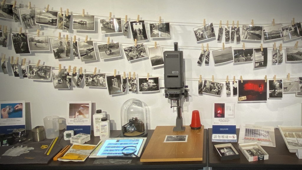 ▲暗房沖洗底片步驟展示區規劃,讓民眾在這數位時代深刻感受黑白攝影的傳統世界。