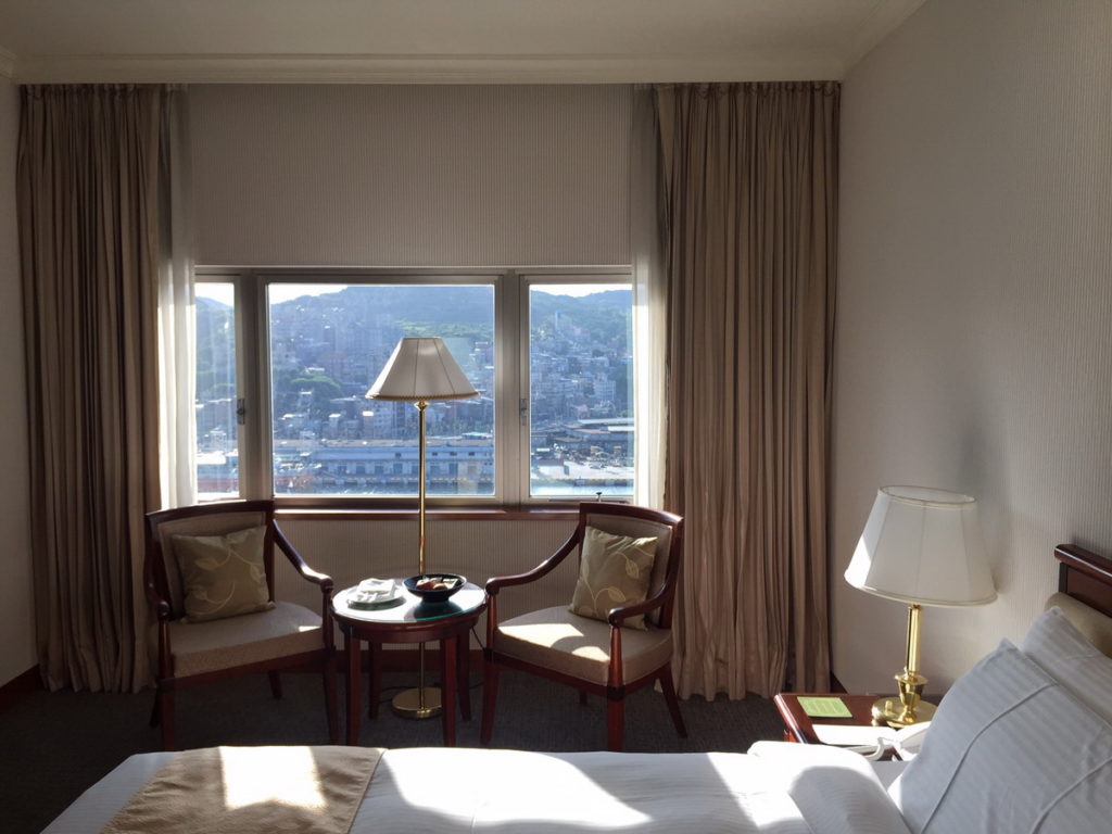 使用一張聯合住宿券入住長榮桂冠酒店(基隆)，可享平日入住海景客房一晚，包含兩客早餐。