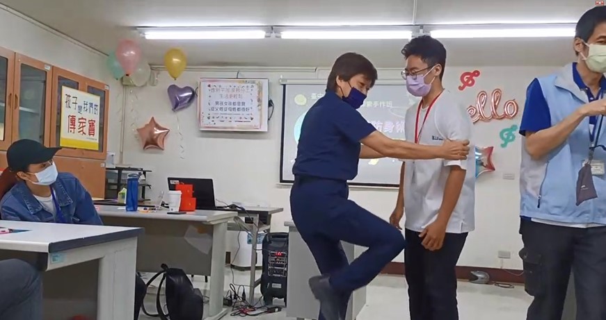 ▲警察婆婆蔡季芳教授簡易基礎防身術 (圖/台中豐原分局 提供)