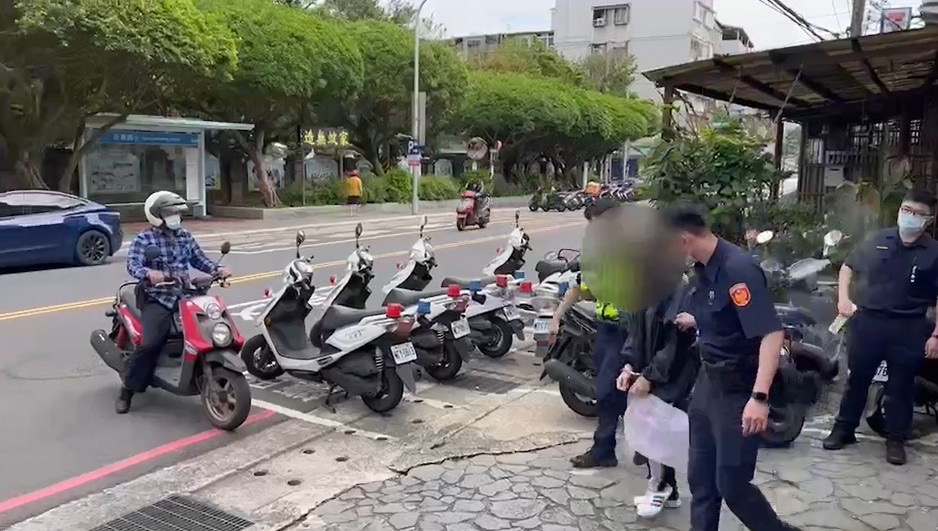 圖片說明:橫科所員警巡邏時查獲毒品通緝犯。(記者趙靜姸翻攝)
