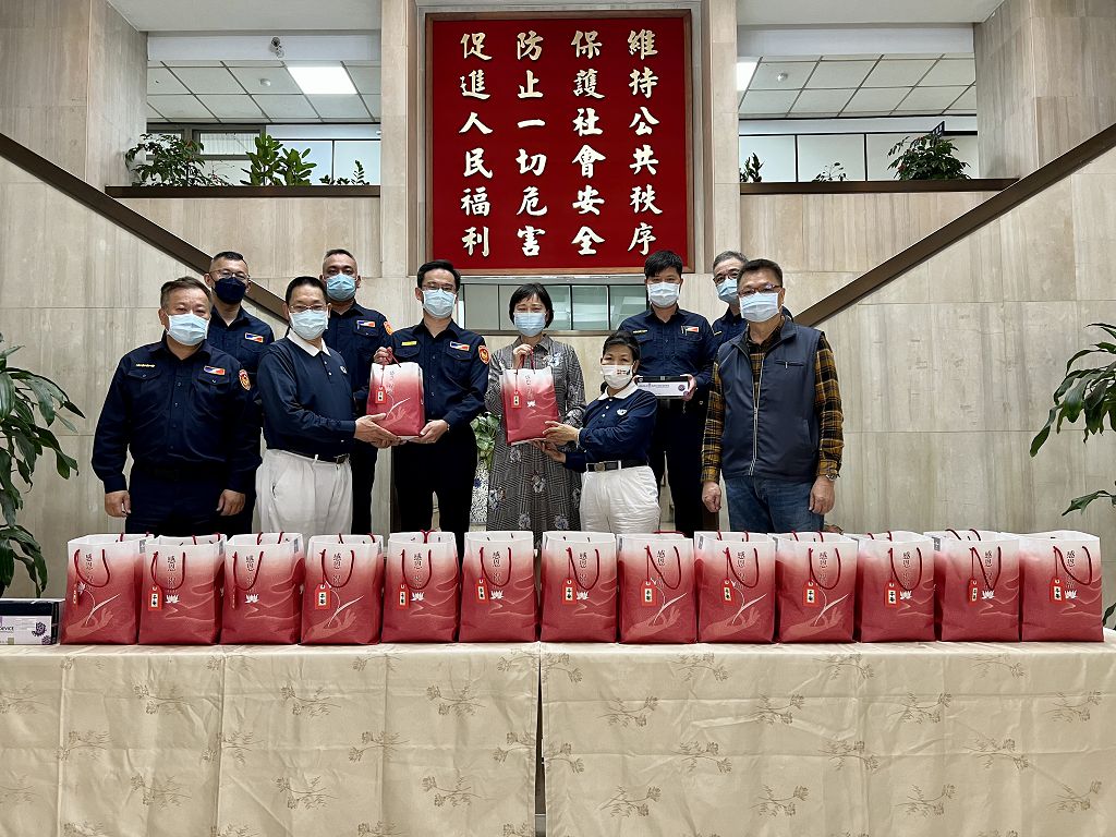 照片1 慈濟於4月11日疫情即將爆發之際,便提前造訪保安大隊捐贈50劑快篩試劑及防疫關懷包備用。