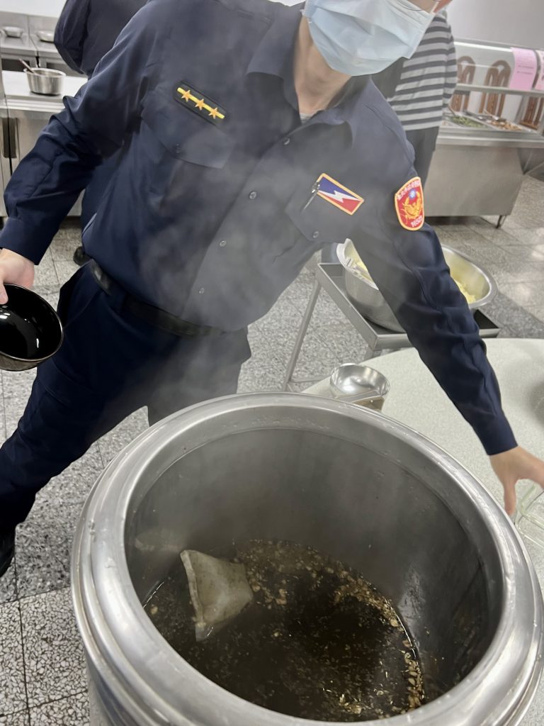 淨斯本草飲煮沸後裝在保溫桶當作防疫茶,用奉茶的方式提供給保大員警自行取用