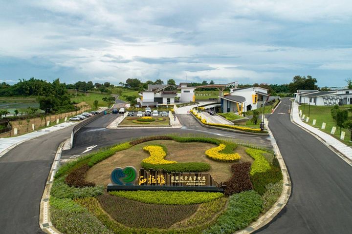 官田行政暨遊客中心運用基地原有地形特色,以綠建築融入山坡地景配置方式保留大部分地形及老樹。 圖:西拉雅國家風景區管理處/提供