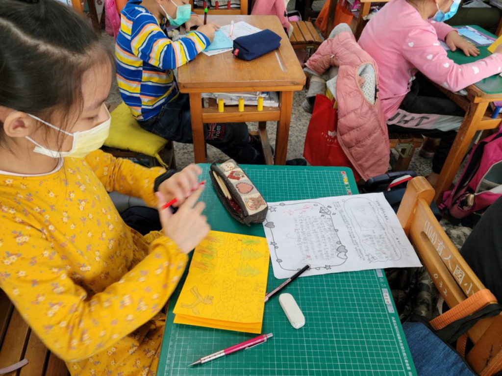 中年級學生製作8格6頁的小書