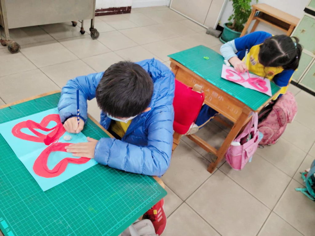 低年級孩子製作生日卡片