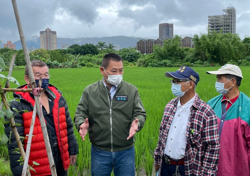▲農民代表劉仁篁(左)、臺北市里長聯誼會總會長蘇府庭(左2)農民代表賴錫輝(右一)。(圖/蘇府庭提供)