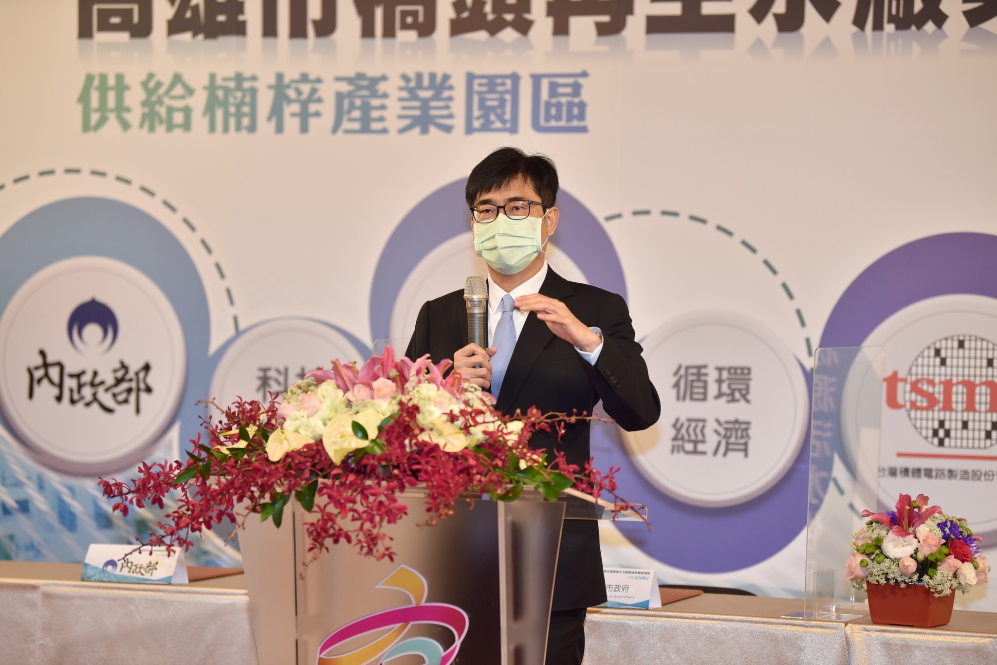 總統誇高雄防疫做得好!柯P「比賽還沒開始」陳其邁:互相支持打氣 46 陳其邁