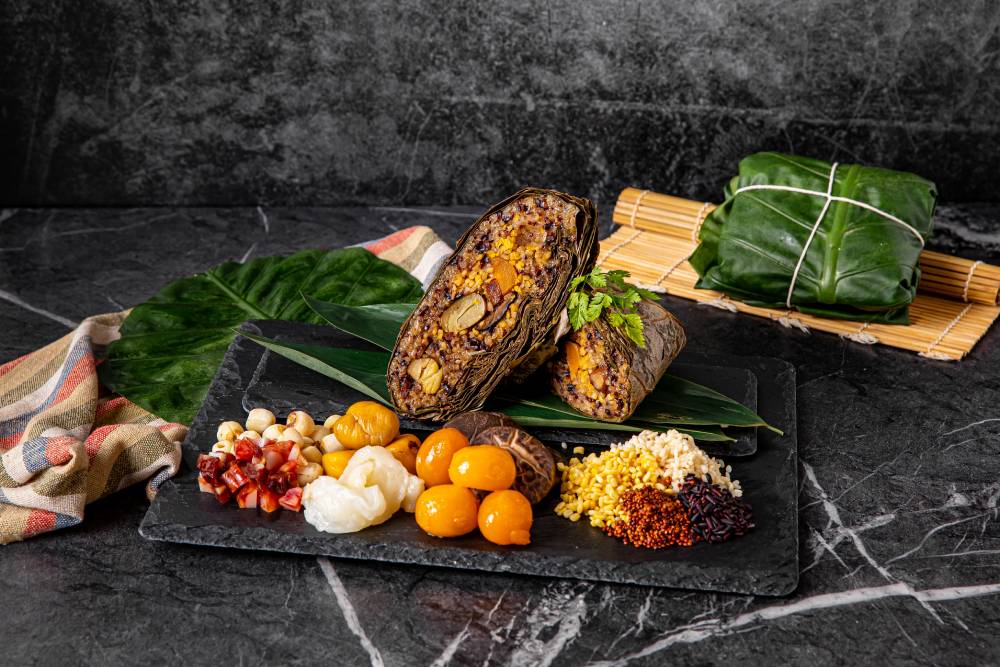 中華食神獨創經典 引領全新粽夏體驗 61 「天王裹蒸八寶粽」突破廣東經典裹蒸粽,頂級花膠與8種豐富餡料,荷葉清香與粽葉交織 1
