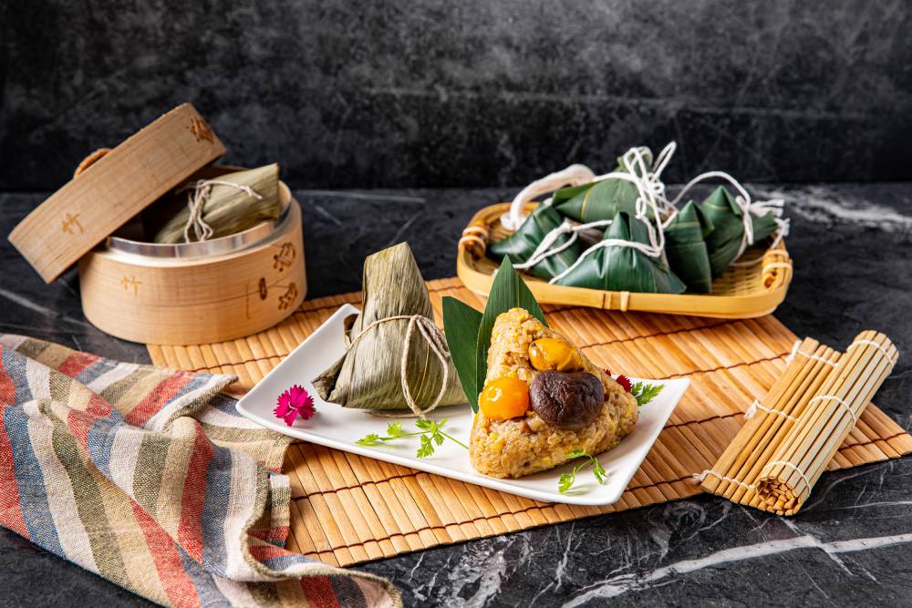 中華食神獨創經典 引領全新粽夏體驗 62 「順德雞肉粽」結合大富貴餐廳順德名菜火焰紋肥鵝獨特醬汁搭配黑米酒,增添風味層次 1