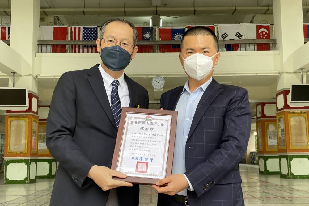 防治校園疫情動起來 在地家長與台北市議員共捐酒精擦 60 New Project 2022 05 17T132232.742