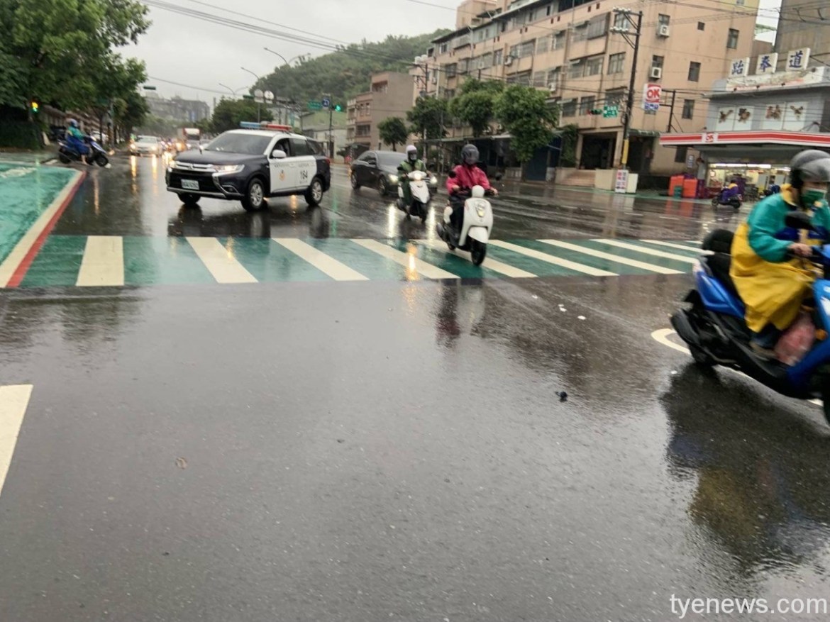 龜山學童過馬路機車連環撞 熱心民眾協助安撫 18 S 17236721
