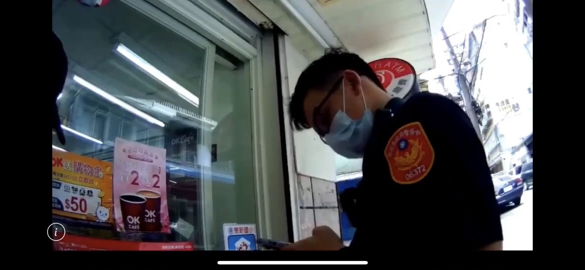 圖片說明:秀山派出所員警劉俊穎、陳婉翎接獲店員報案前往現場成功阻詐。(記者馬治薇翻攝)