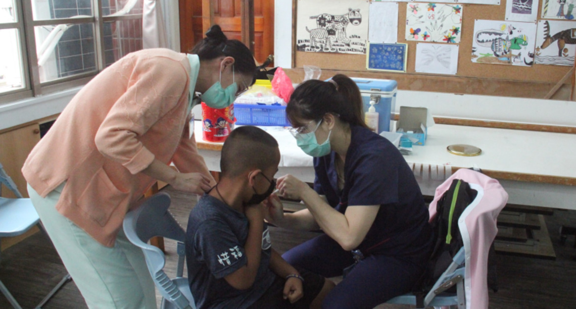 守護學童健康 台東榮院醫護團隊前進校園為學童施打新冠疫苗
