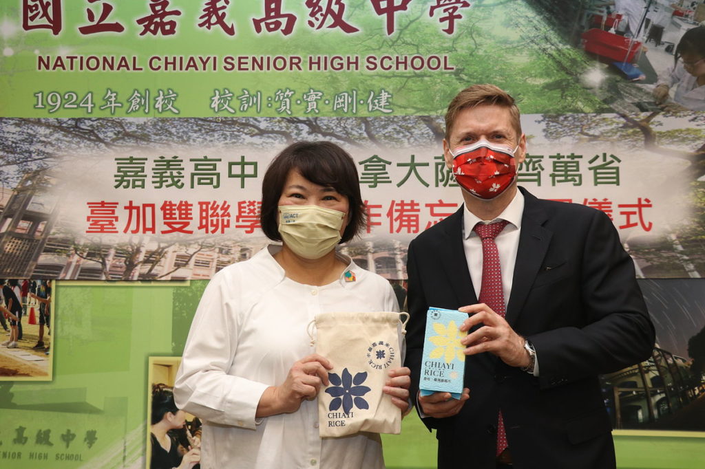 市長與加拿大代表互贈禮