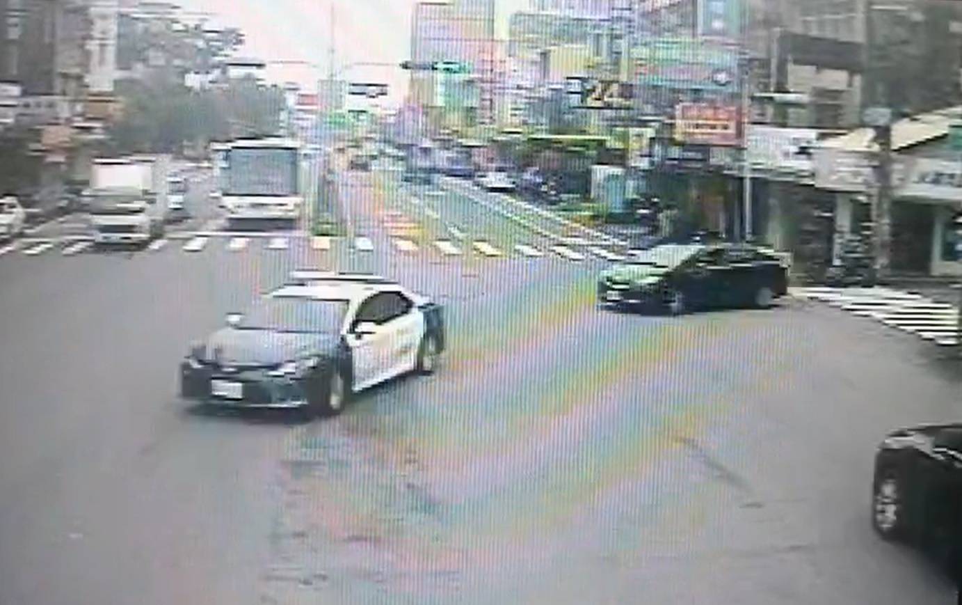 ▲員警駕駛巡邏車一路閃燈鳴笛開道，縮短送醫時間    (圖/台中霧峰分局 提供)