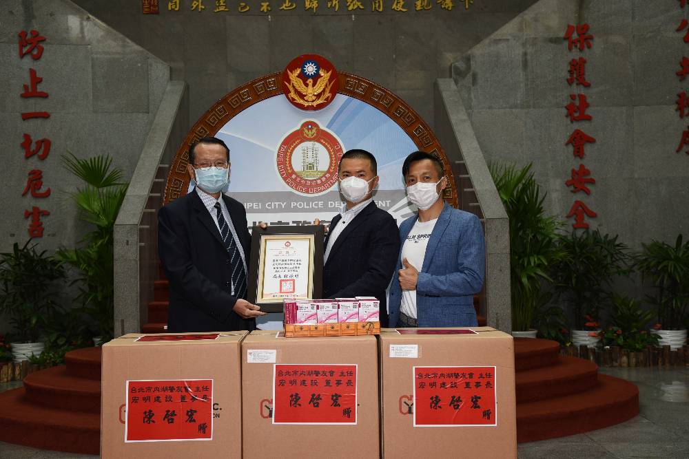 加惠戰疫警察 警友會主任與台北市議員速贈快篩補缺口 60 New Project 2022 05 18T115022.746