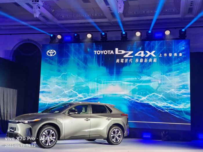 TOYOTA純電神車bZ4X首款eTNGA專屬平台電動車限量300台