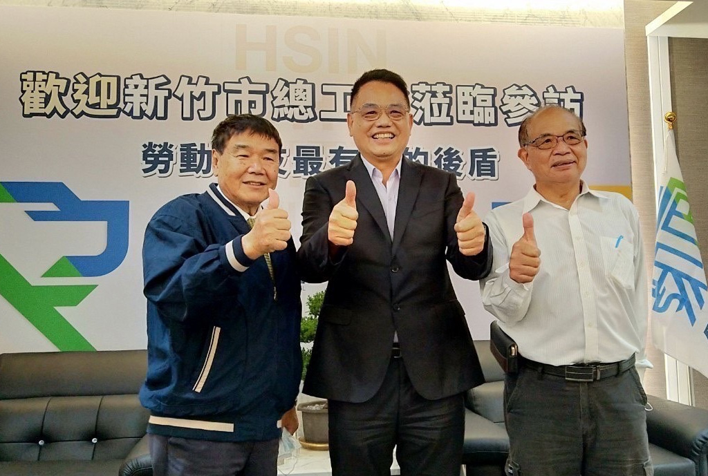 ▲圖為新竹市長參選人林耕仁(中)。(圖:翻攝自林耕仁臉書)