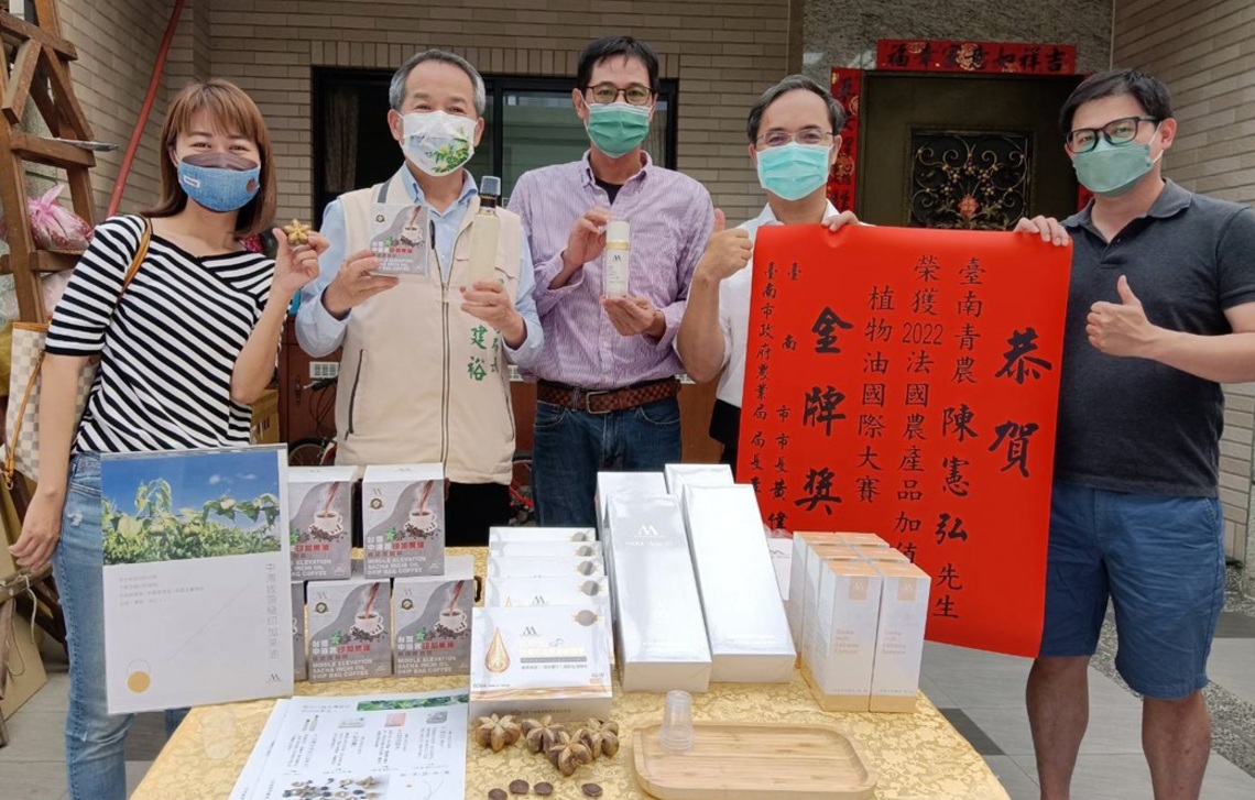 臺南青農陳憲弘印加果油參加法國比賽奪金
