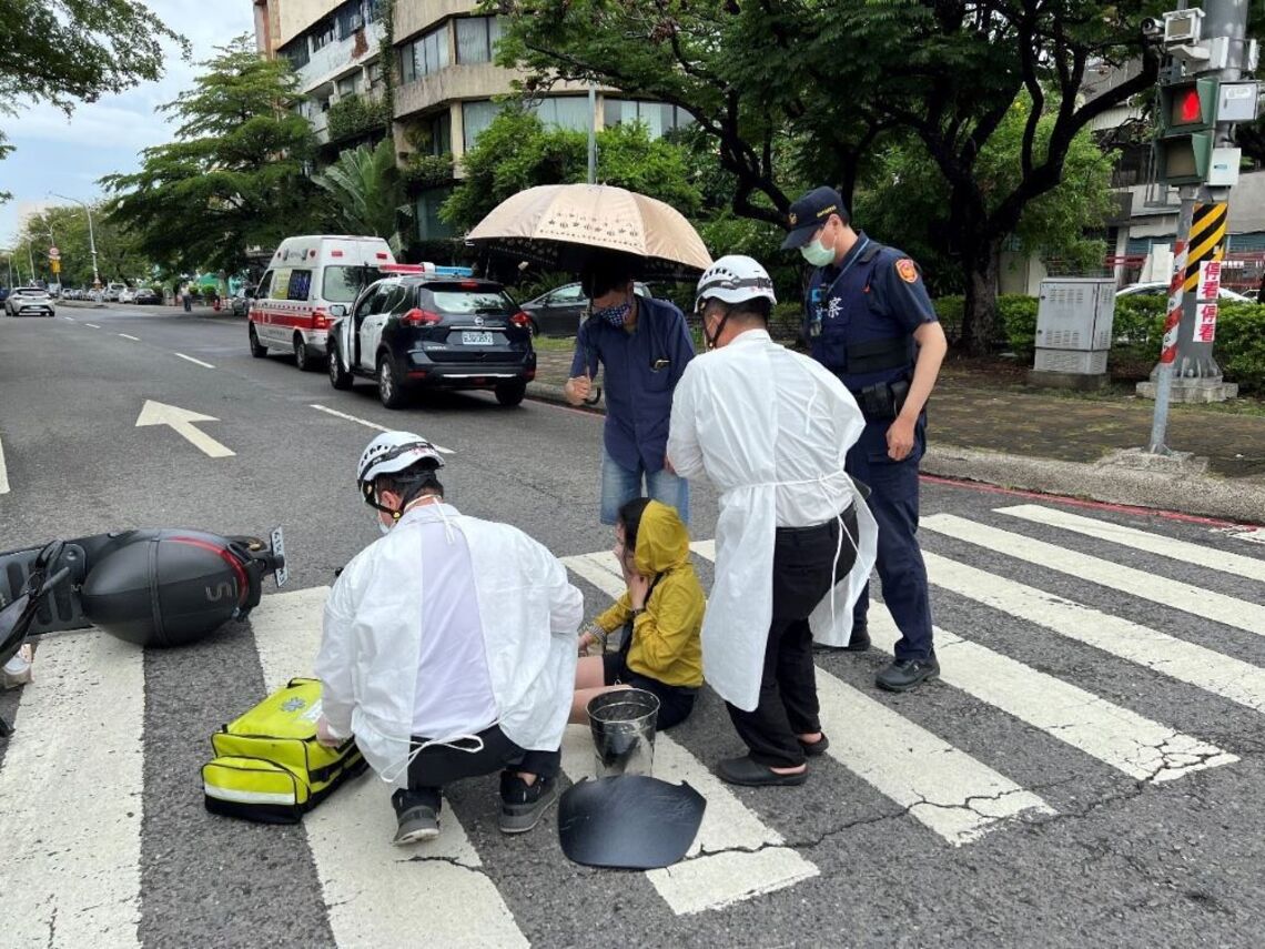 A2車禍保警現 安撫傷者疏車流