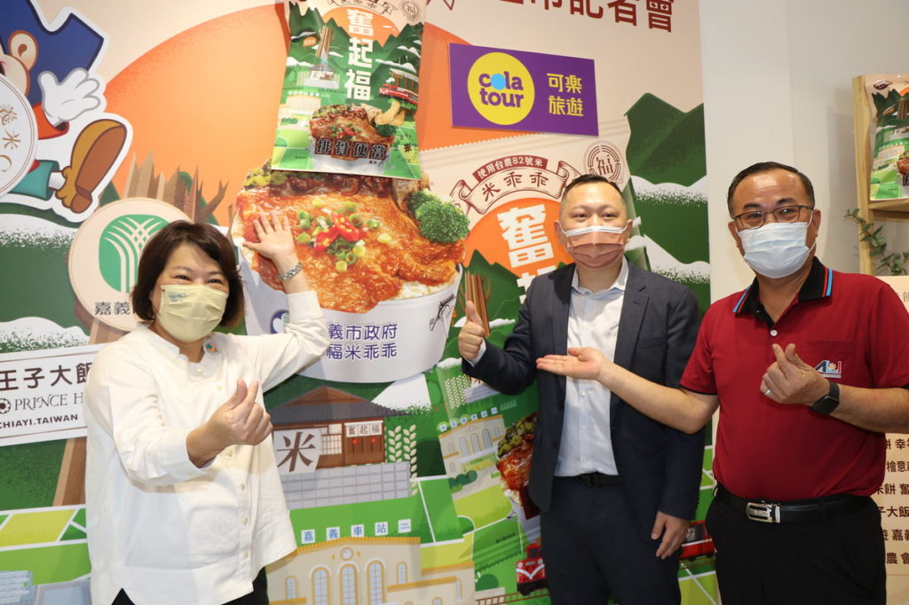 啟用儀式合照 陳岱聲(右二)及洪維新處長(右一)