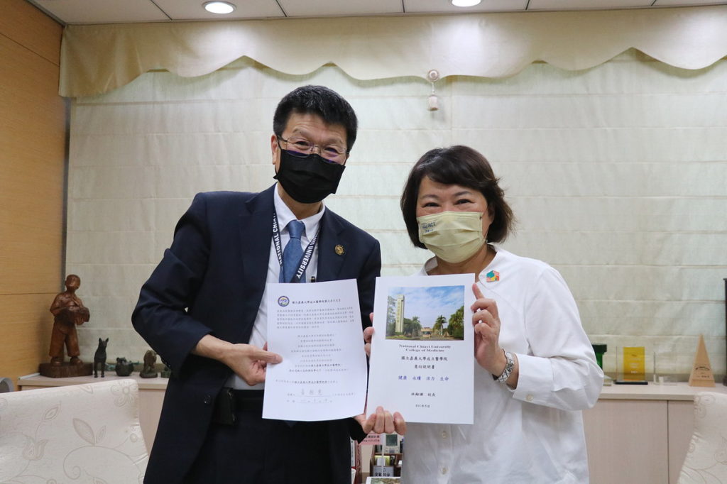 市長與校長與連署書合照