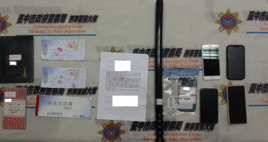 ▲警方查扣本票、棍棒、記帳本、行動電話等證物 (圖/台中市警察局 提供)