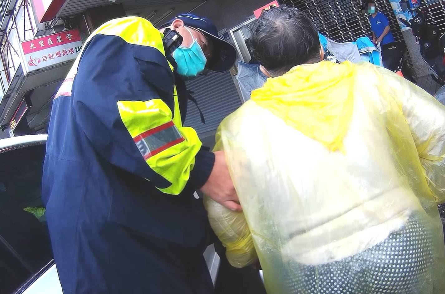 ▲員警透過街坊鄰居聯繫到婦人兒子後，便陪同至診所看診，再與其兒子在診所會合    (圖/台中霧峰分局 提供)