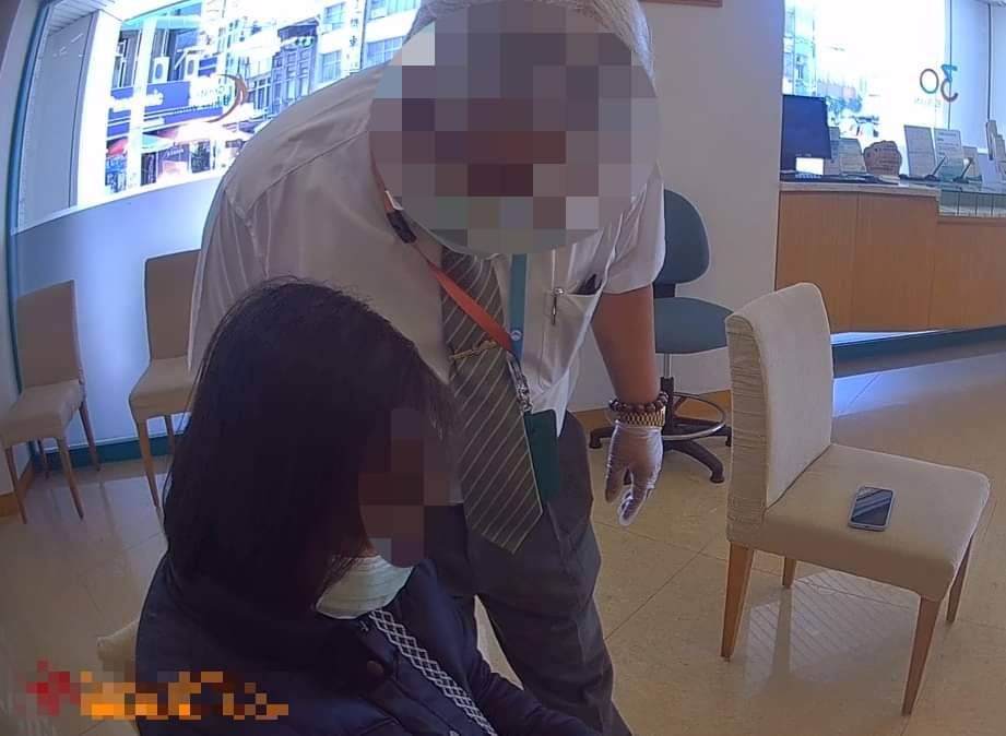 ▲員警與行員一同勸說婦人這是詐騙，已有很多類似案例，婦人方才恍然大悟    (圖/苗栗縣政府 提供)